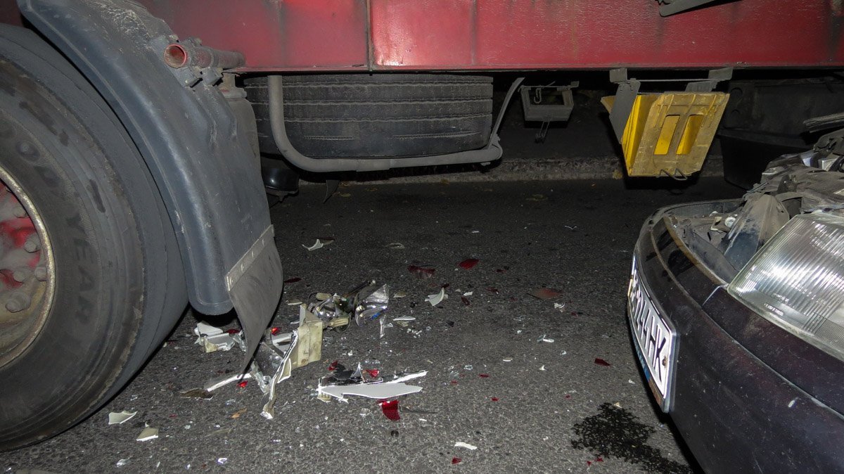 На Донецком шоссе Lada въехала в стоящую фуру: пострадал мужчина 4