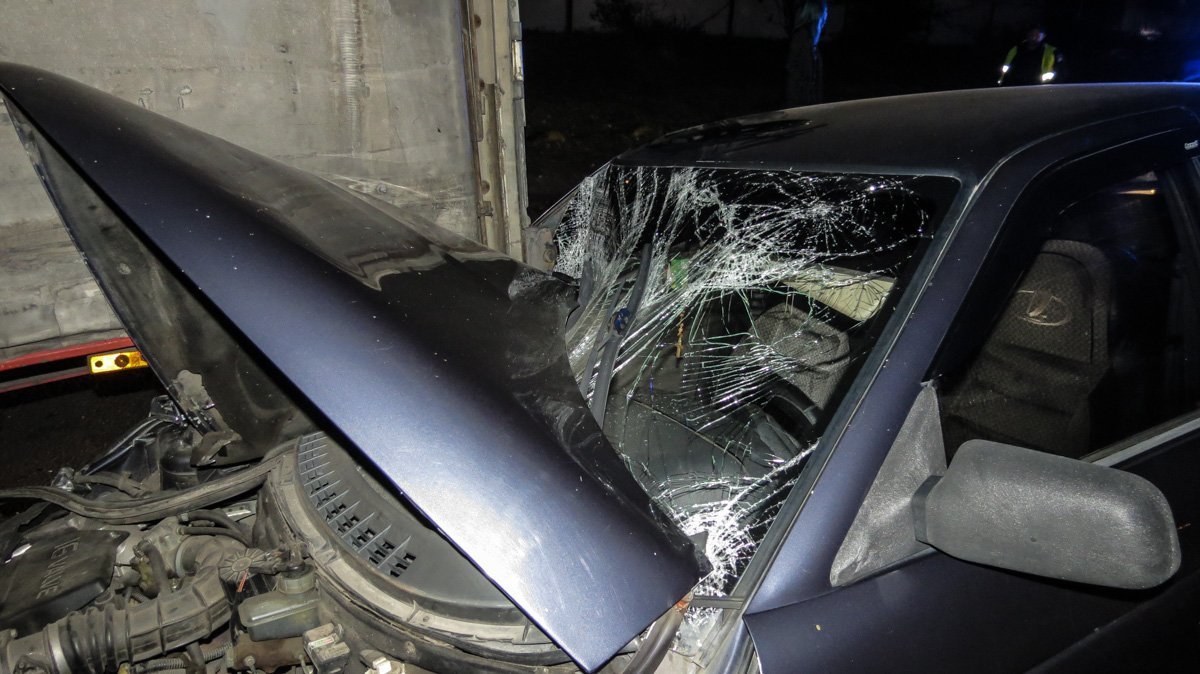 На Донецком шоссе Lada въехала в стоящую фуру: пострадал мужчина 5