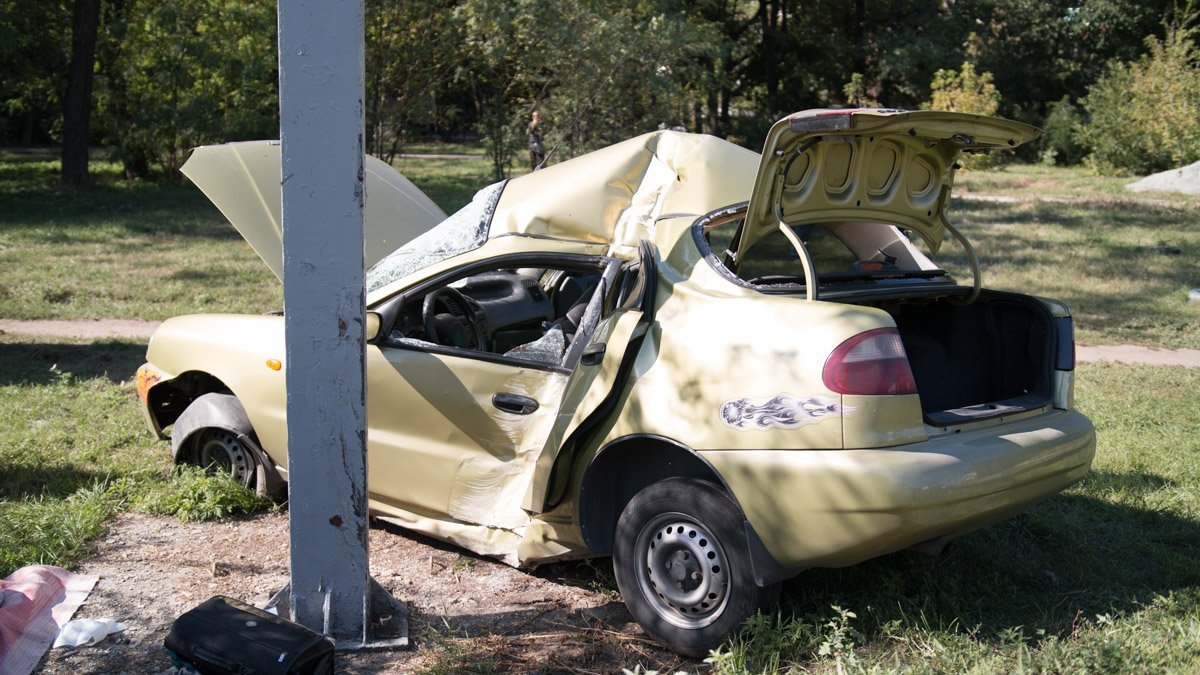 На Запорожском шоссе Daewoo Lanos вылетел на обочину: пострадал мужчина 1