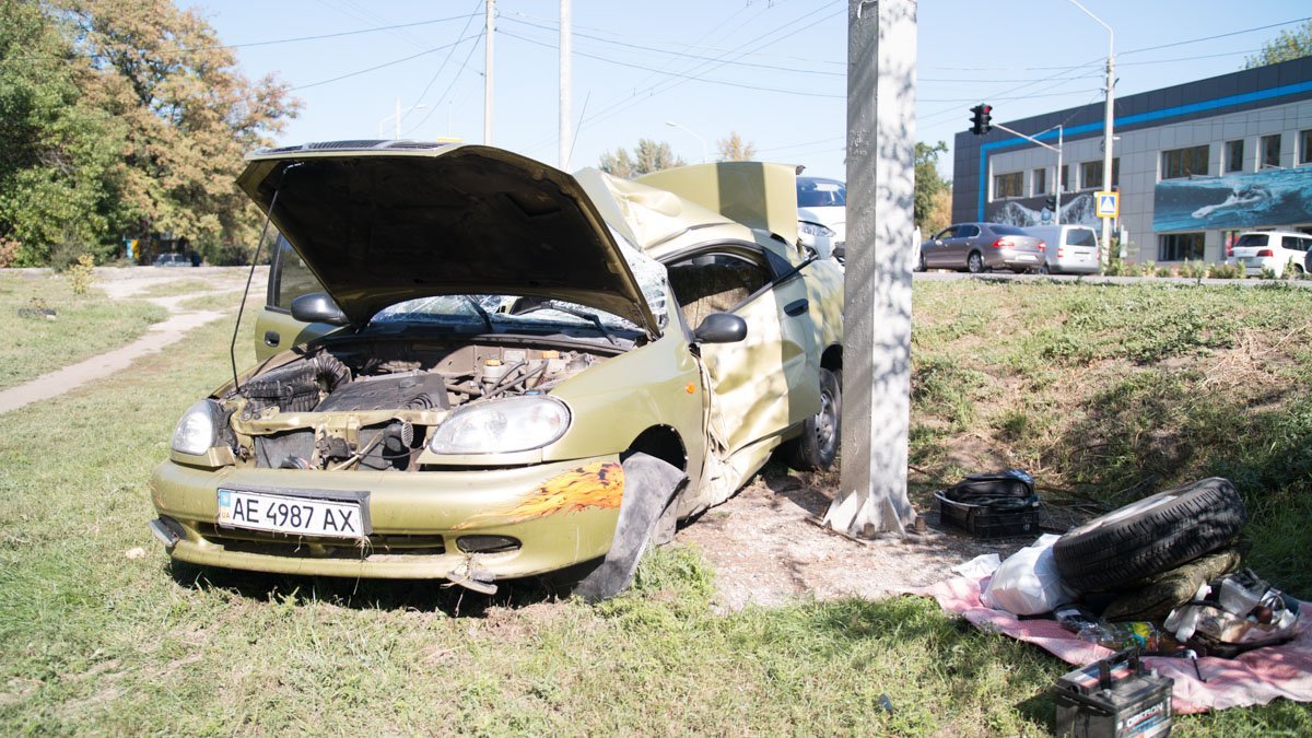 На Запорожском шоссе Daewoo Lanos вылетел на обочину: пострадал мужчина 2