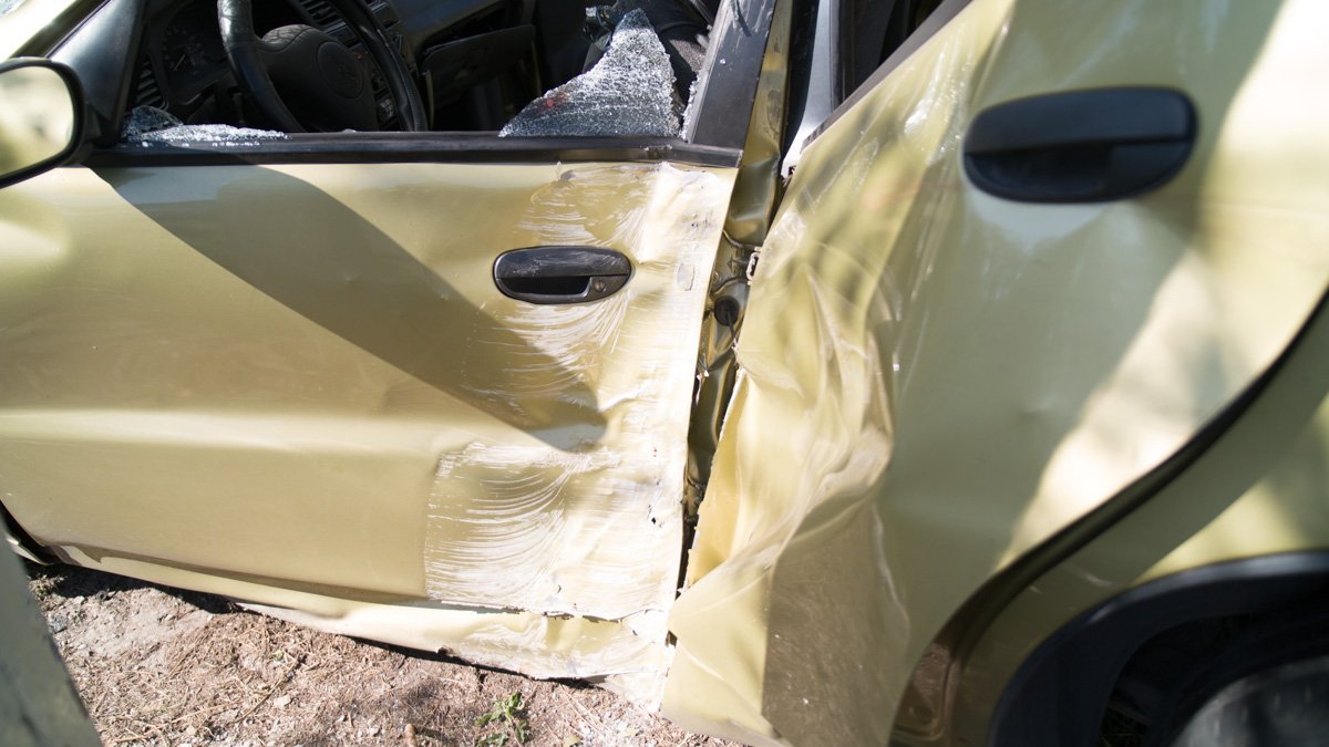 На Запорожском шоссе Daewoo Lanos вылетел на обочину: пострадал мужчина 3