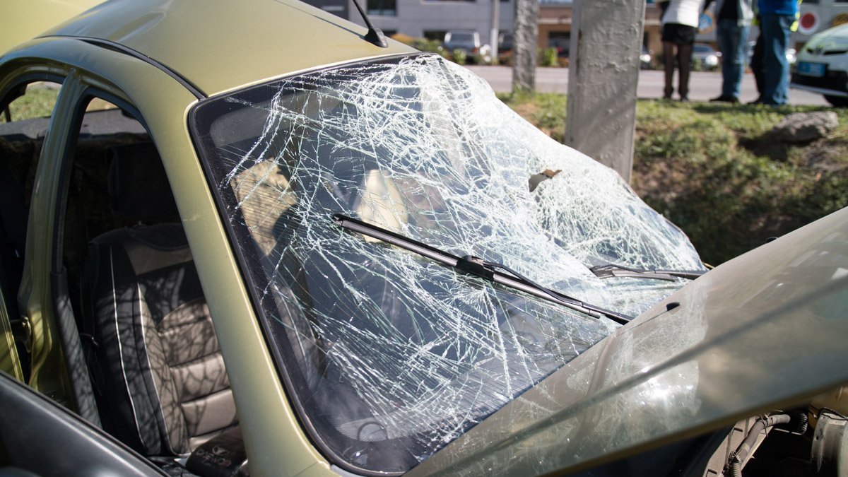 На Запорожском шоссе Daewoo Lanos вылетел на обочину: пострадал мужчина 5