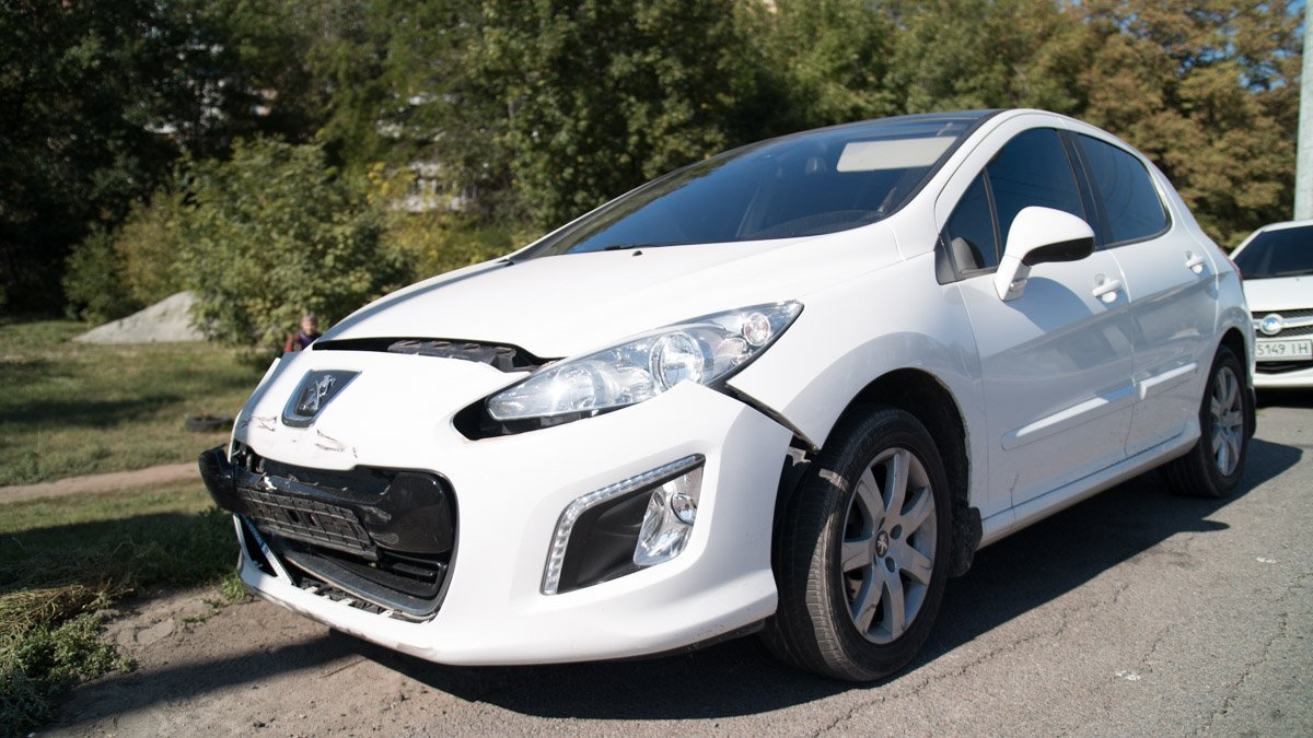 На Запорожском шоссе Daewoo Lanos вылетел на обочину: пострадал мужчина 6