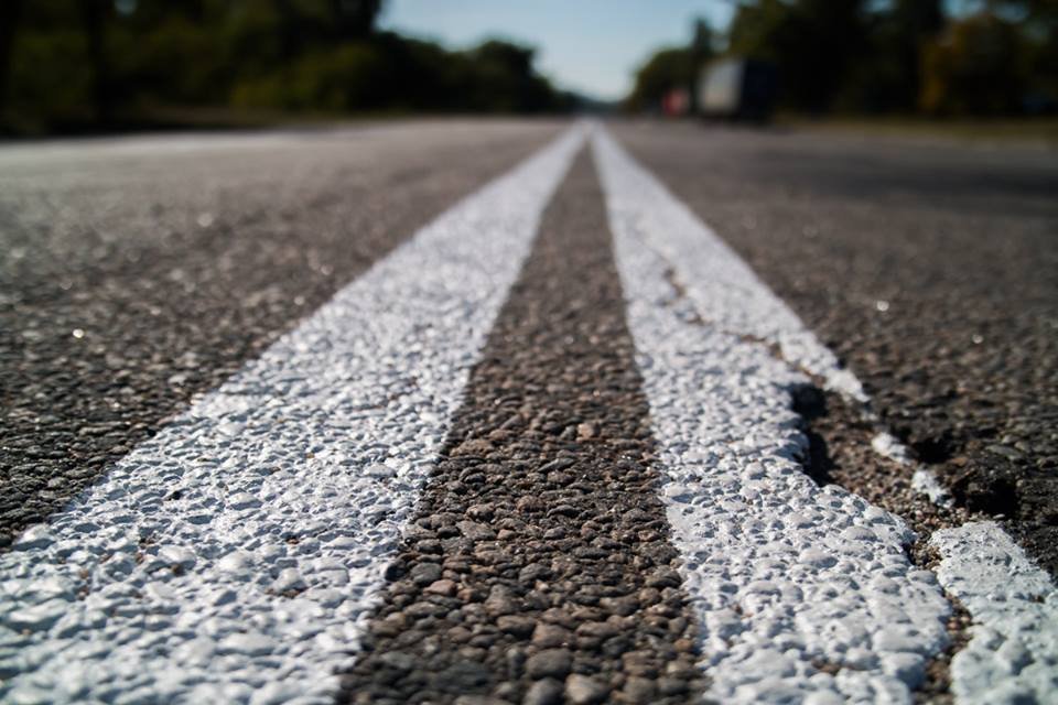 На Маршала Малиновского начертили разметку поверх ям 2