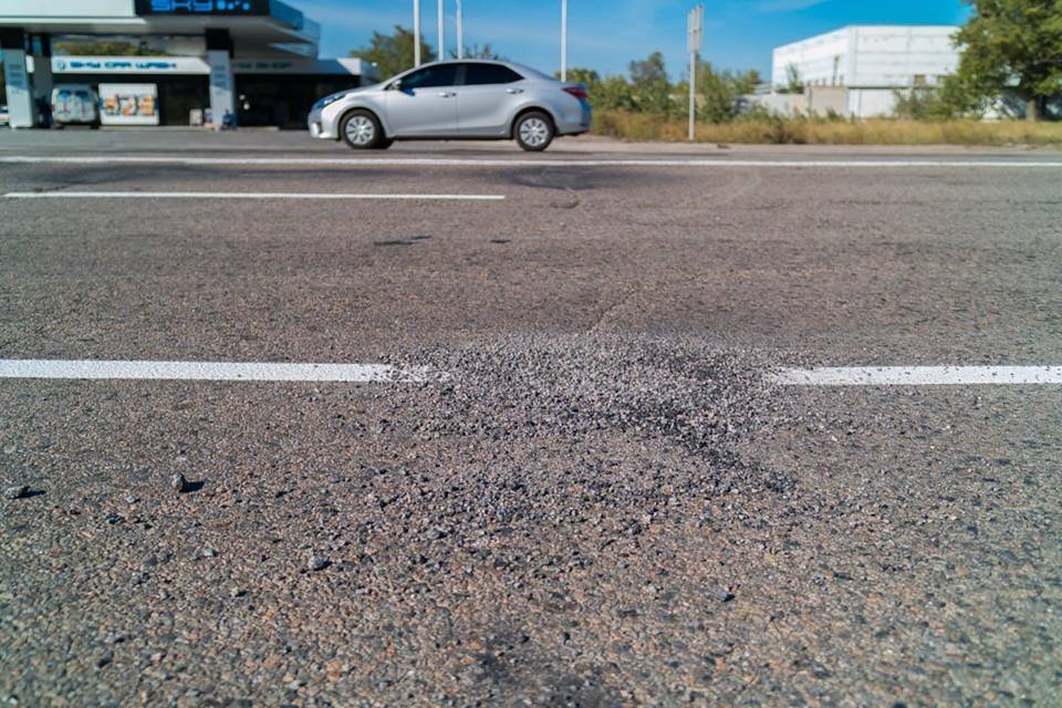 На Маршала Малиновского начертили разметку поверх ям 4