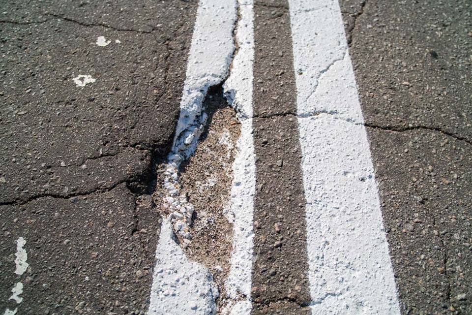 На Маршала Малиновского начертили разметку поверх ям 5