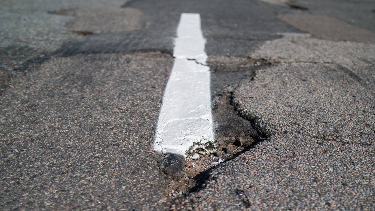 На Маршала Малиновского начертили разметку поверх ям 6