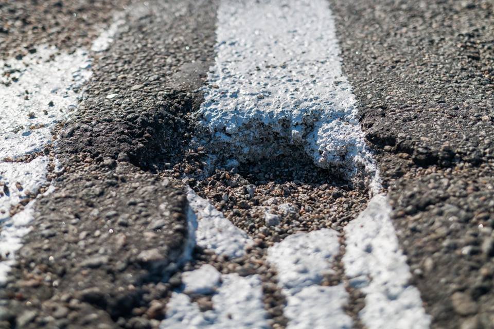 На Маршала Малиновского начертили разметку поверх ям 7