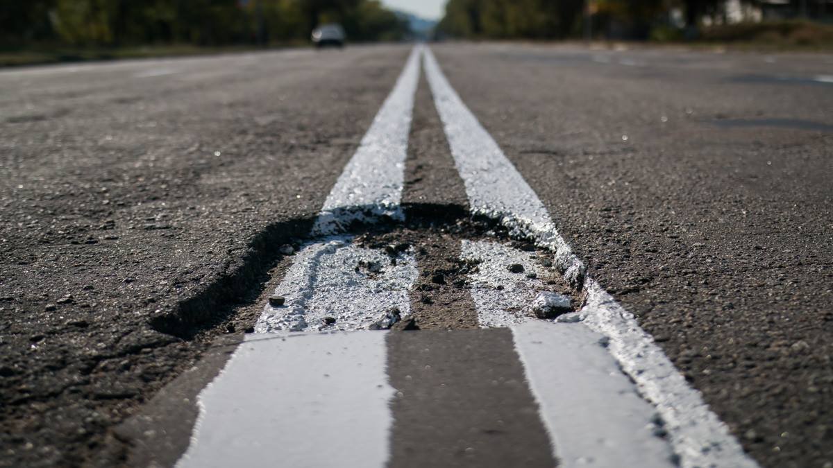 На Маршала Малиновского начертили разметку поверх ям 8