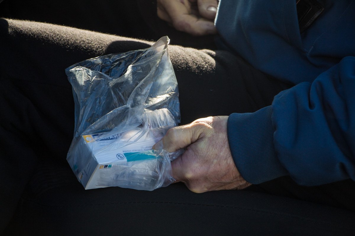 На парковке возле ЦУМа мужчина умер в своем автомобиле 1