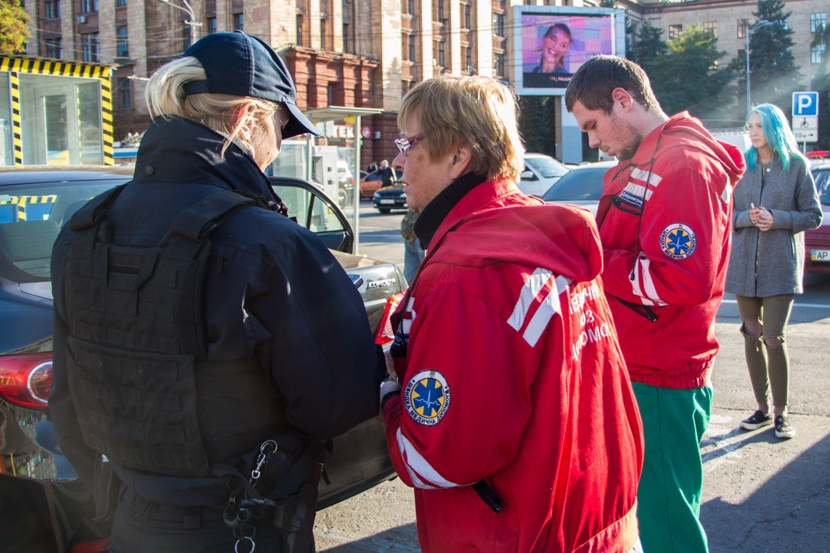 На парковке возле ЦУМа мужчина умер в своем автомобиле 2