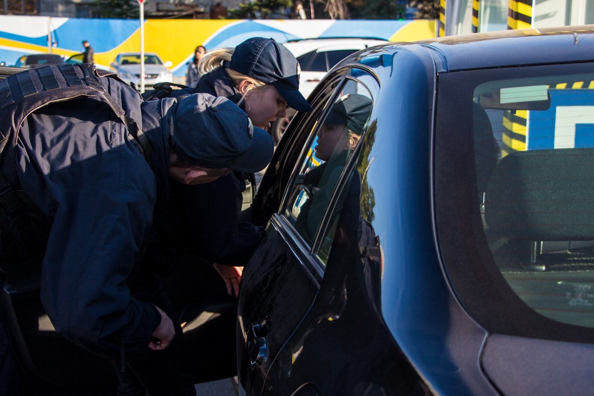 На парковке возле ЦУМа мужчина умер в своем автомобиле 3