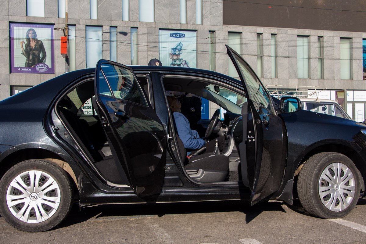 На парковке возле ЦУМа мужчина умер в своем автомобиле 4