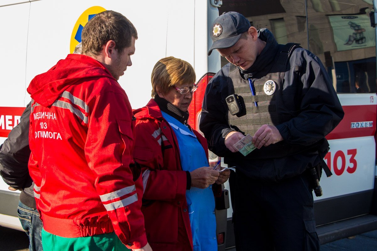 На парковке возле ЦУМа мужчина умер в своем автомобиле 5