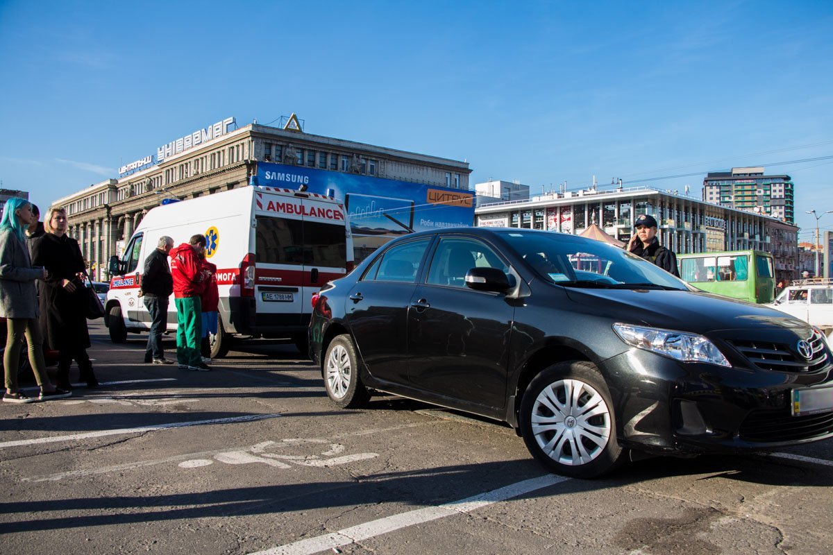 На парковке возле ЦУМа мужчина умер в своем автомобиле 6
