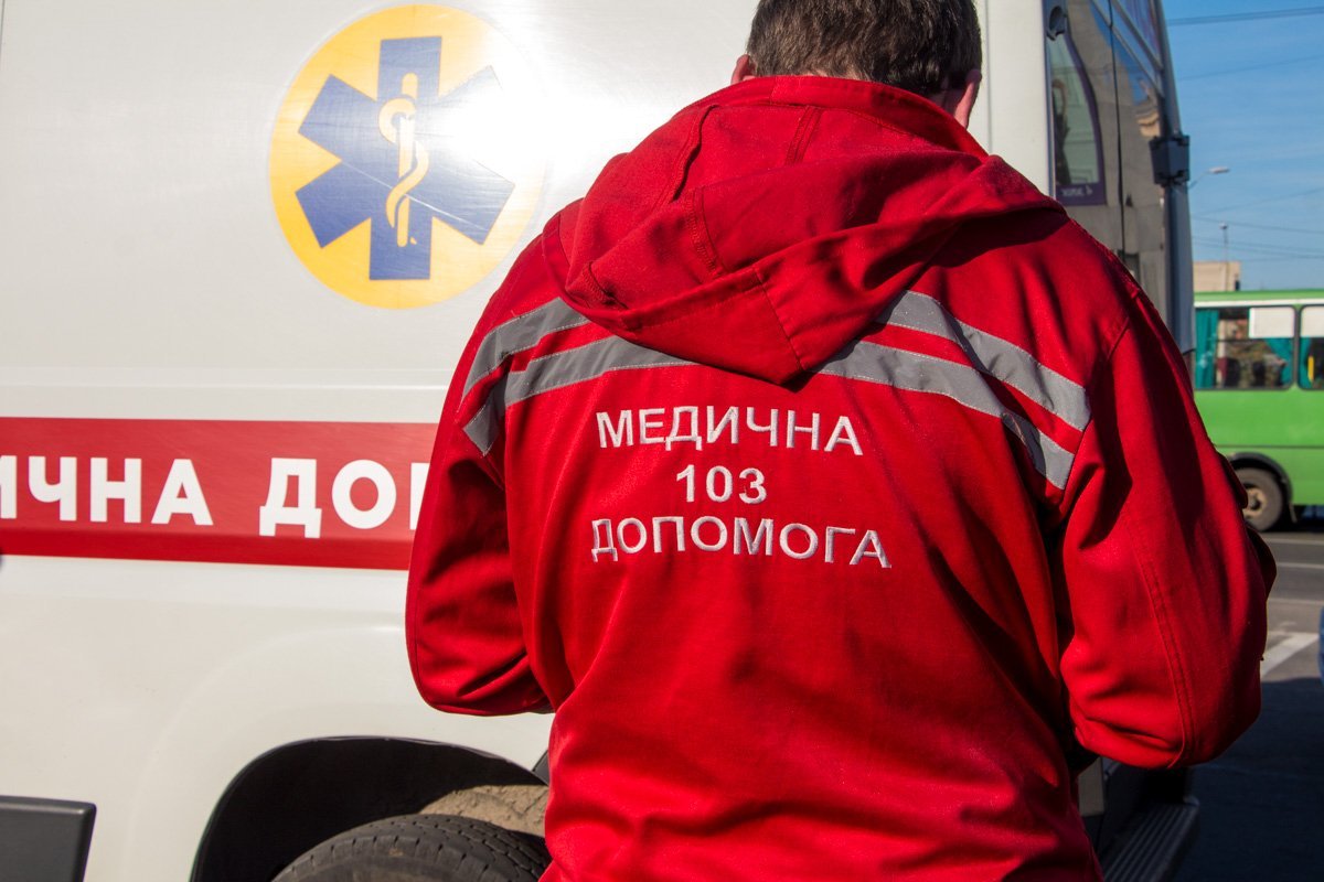 На парковке возле ЦУМа мужчина умер в своем автомобиле 7