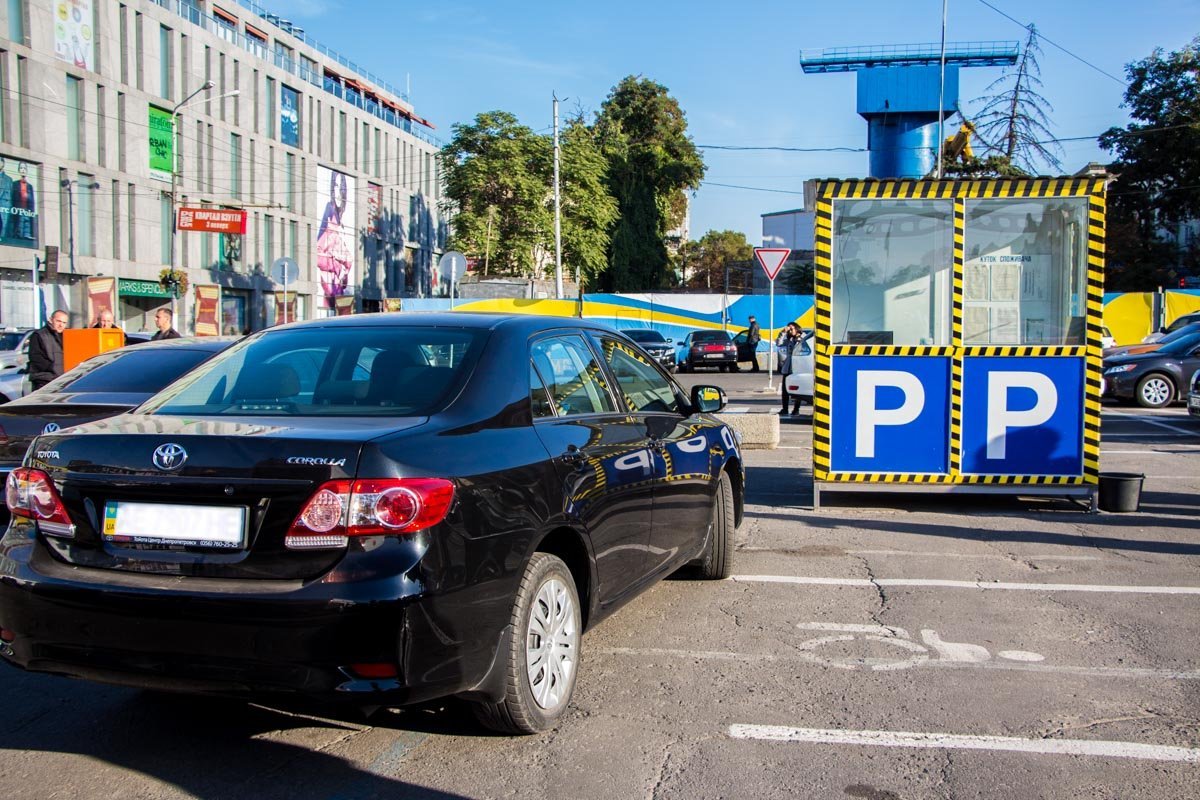 На парковке возле ЦУМа мужчина умер в своем автомобиле 8