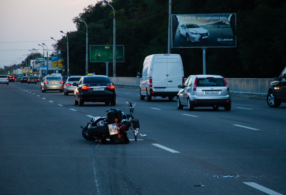 На Запорожском шоссе столкнулись Lexus и мотоцикл: пострадал мужчина 1