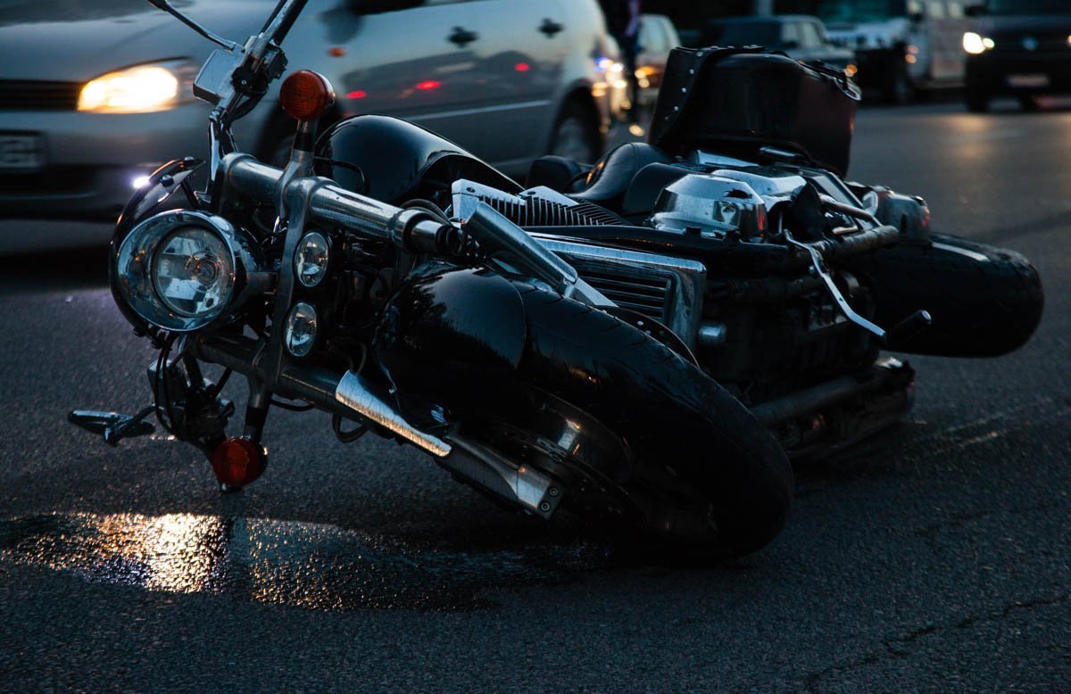 На Запорожском шоссе столкнулись Lexus и мотоцикл: пострадал мужчина 2