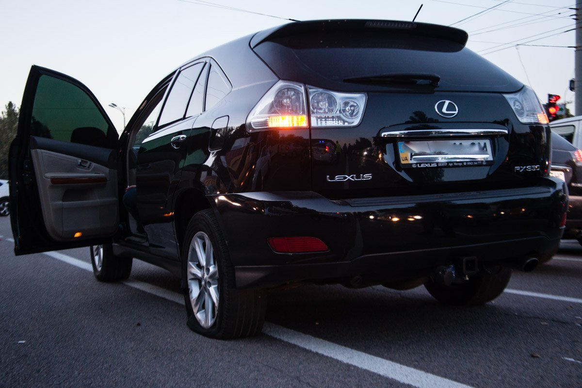 На Запорожском шоссе столкнулись Lexus и мотоцикл: пострадал мужчина 3