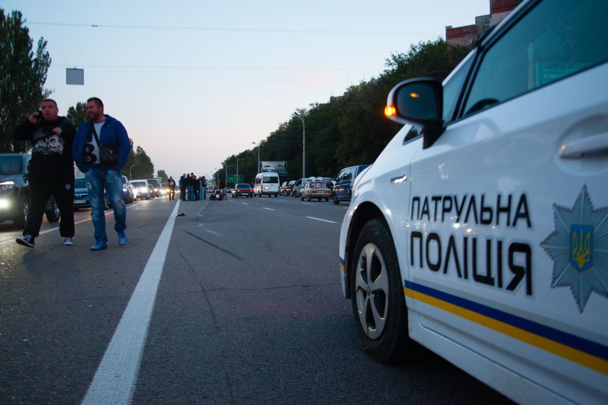 На Запорожском шоссе столкнулись Lexus и мотоцикл: пострадал мужчина 4