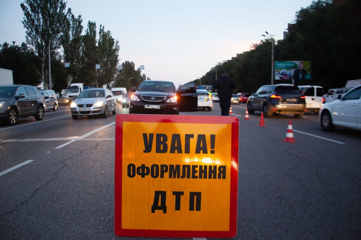 На Запорожском шоссе столкнулись Lexus и мотоцикл: пострадал мужчина 6