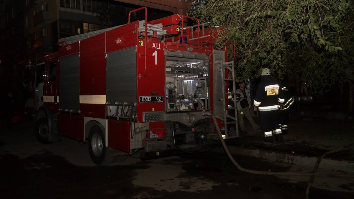 На проспекте Героев горел канализационный коллектор, в котором живут бездомные 2