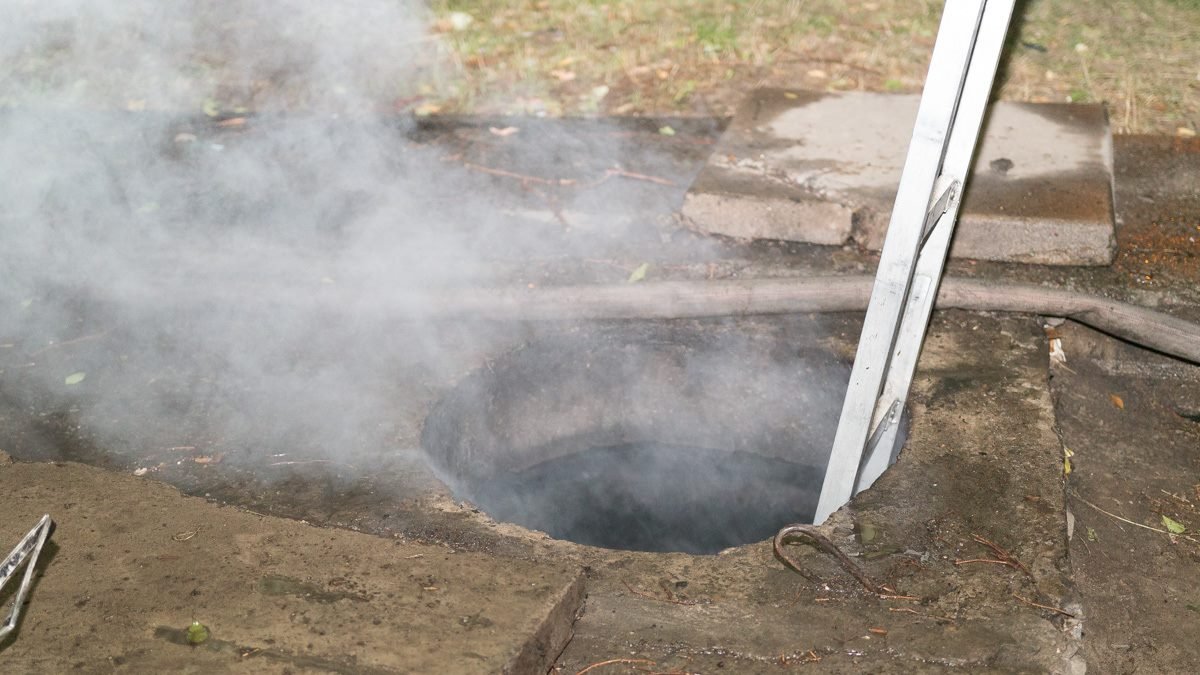 На проспекте Героев горел канализационный коллектор, в котором живут бездомные 3