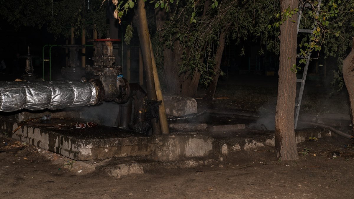 На проспекте Героев горел канализационный коллектор, в котором живут бездомные 4