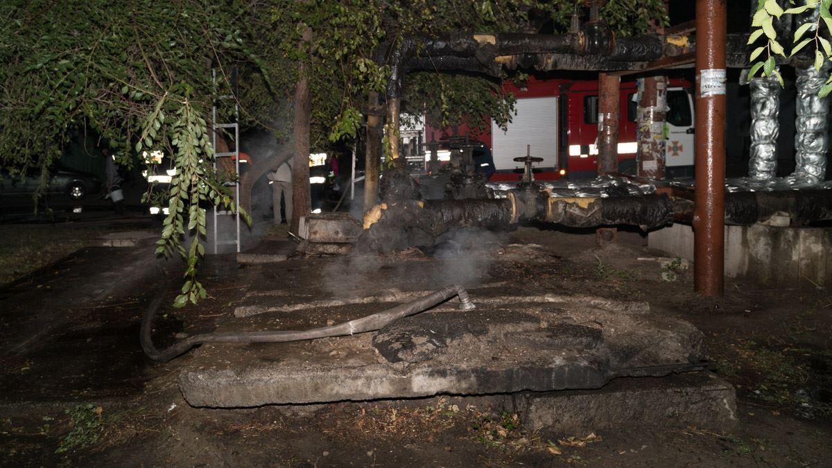 На проспекте Героев горел канализационный коллектор, в котором живут бездомные 5