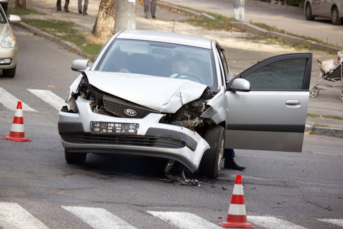 На Сечевых Стрельцов в результате ДТП перевернулся микроавтобус Volkswagen: образовалась пробка 1