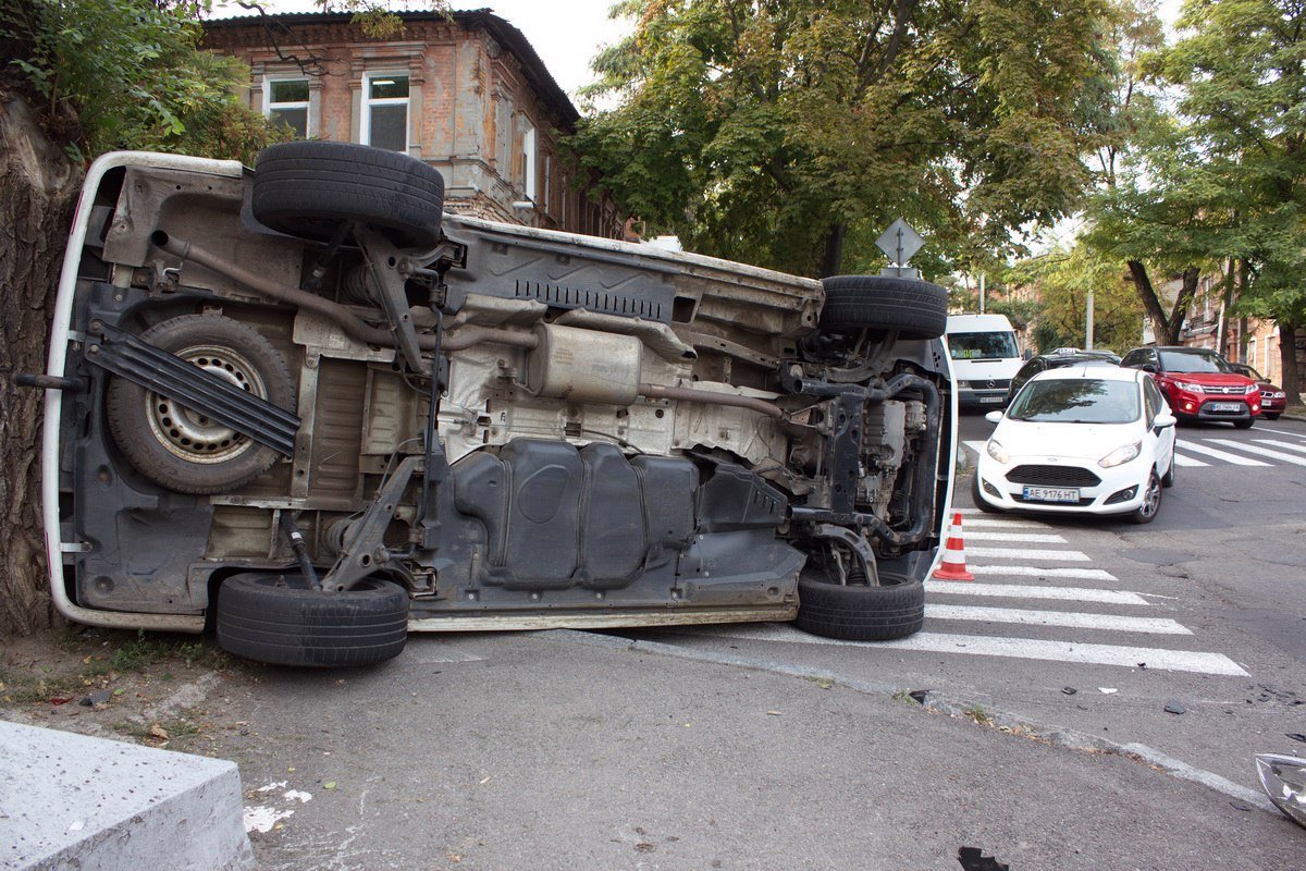 На Сечевых Стрельцов в результате ДТП перевернулся микроавтобус Volkswagen: образовалась пробка 2