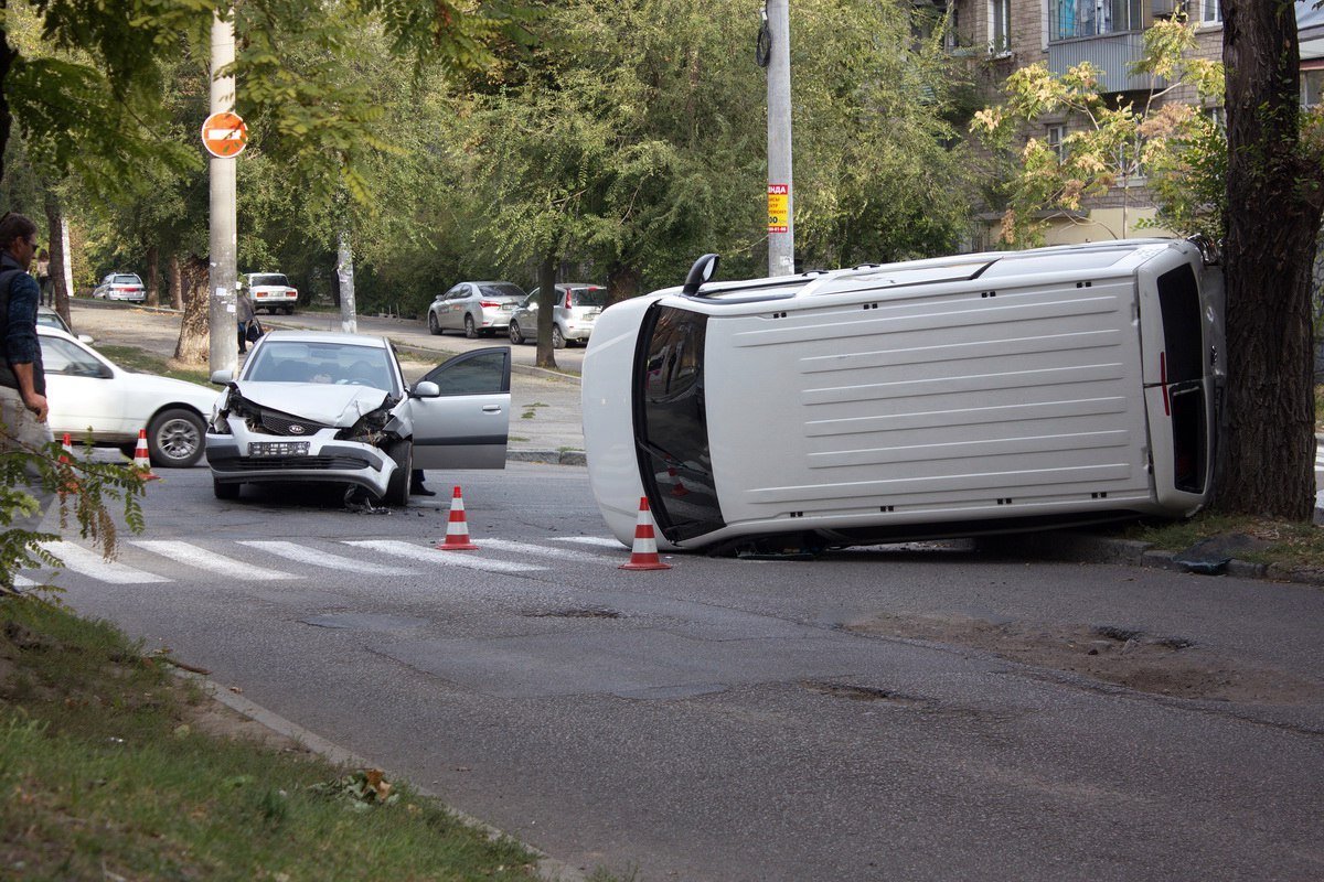 На Сечевых Стрельцов в результате ДТП перевернулся микроавтобус Volkswagen: образовалась пробка 3