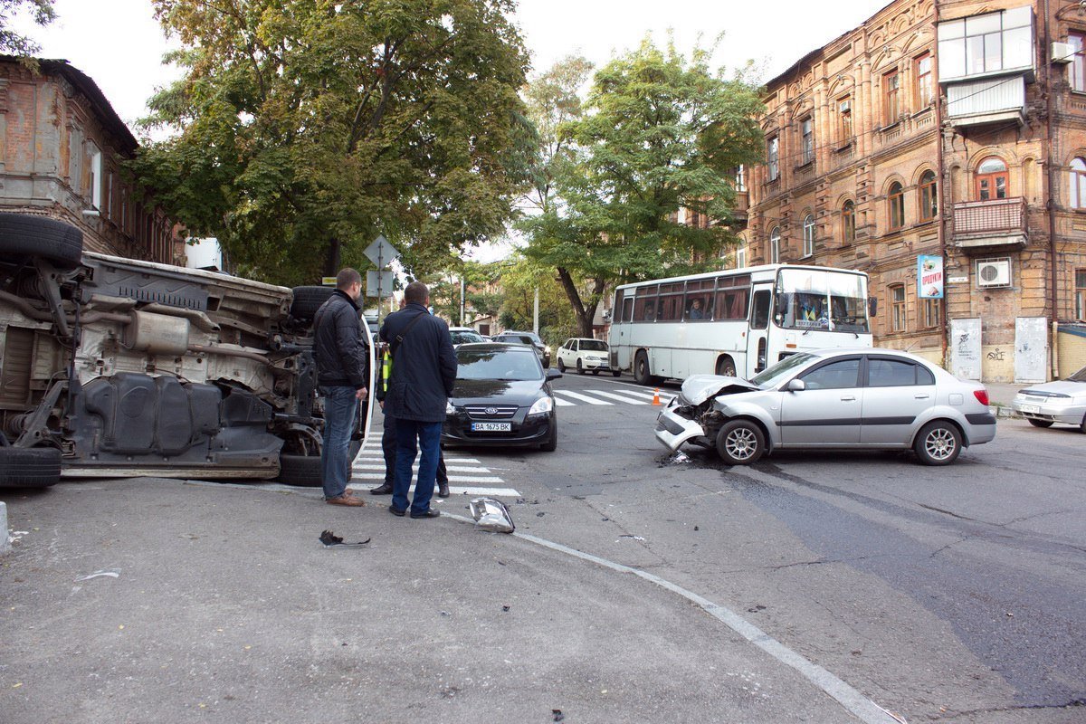 На Сечевых Стрельцов в результате ДТП перевернулся микроавтобус Volkswagen: образовалась пробка 4