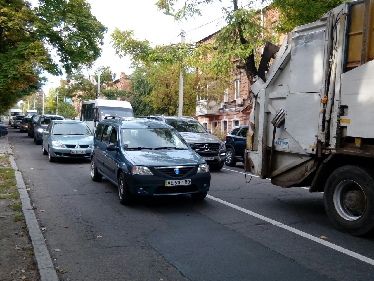 На Сечевых Стрельцов в результате ДТП перевернулся микроавтобус Volkswagen: образовалась пробка 5