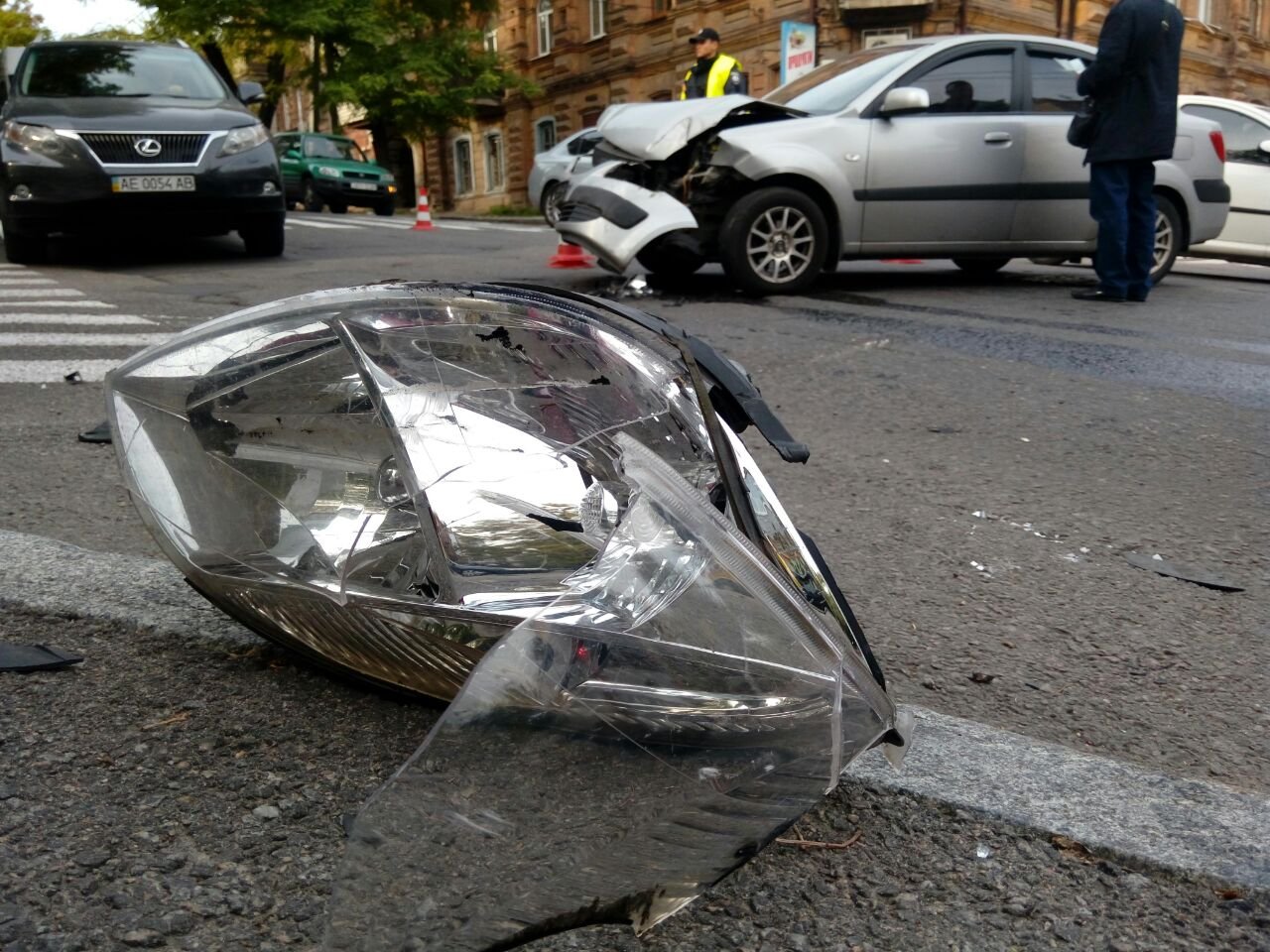 На Сечевых Стрельцов в результате ДТП перевернулся микроавтобус Volkswagen: образовалась пробка 6