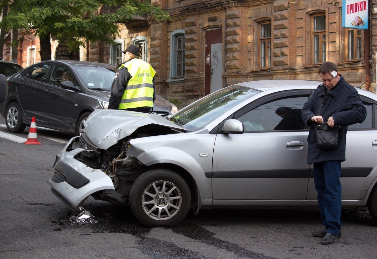На Сечевых Стрельцов в результате ДТП перевернулся микроавтобус Volkswagen: образовалась пробка 7