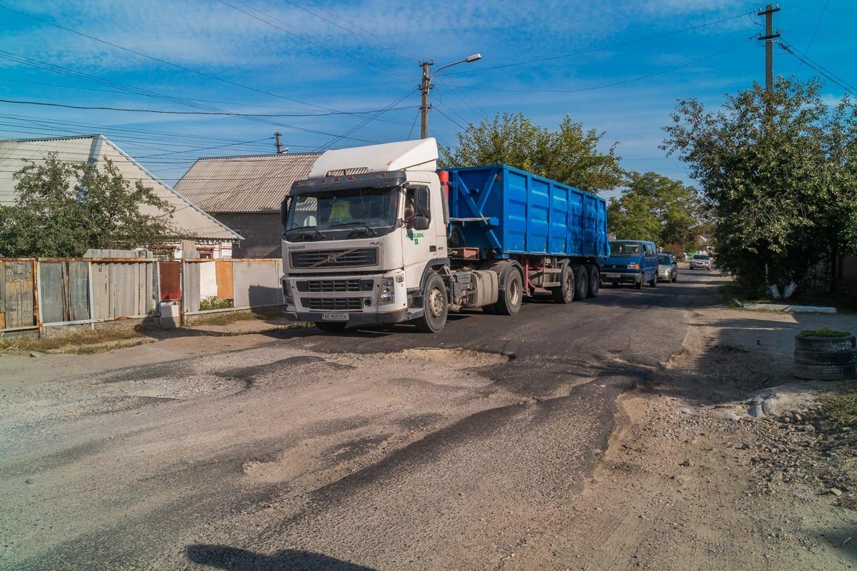 Разбитые дороги на левом берегу Днепра: куда делся асфальт и когда будет ремонт 1