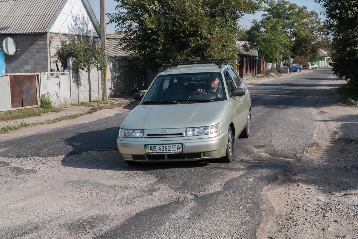 Разбитые дороги на левом берегу Днепра: куда делся асфальт и когда будет ремонт 2