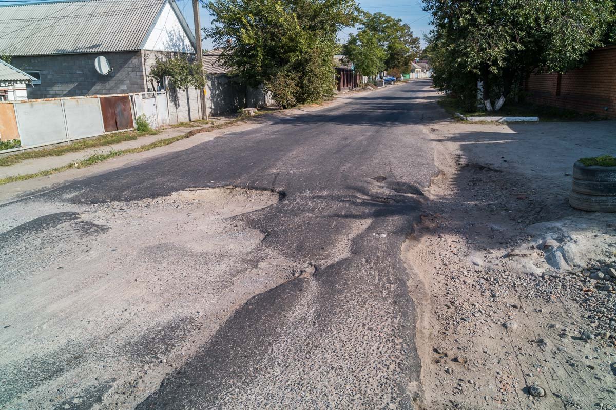 Разбитые дороги на левом берегу Днепра: куда делся асфальт и когда будет ремонт 3