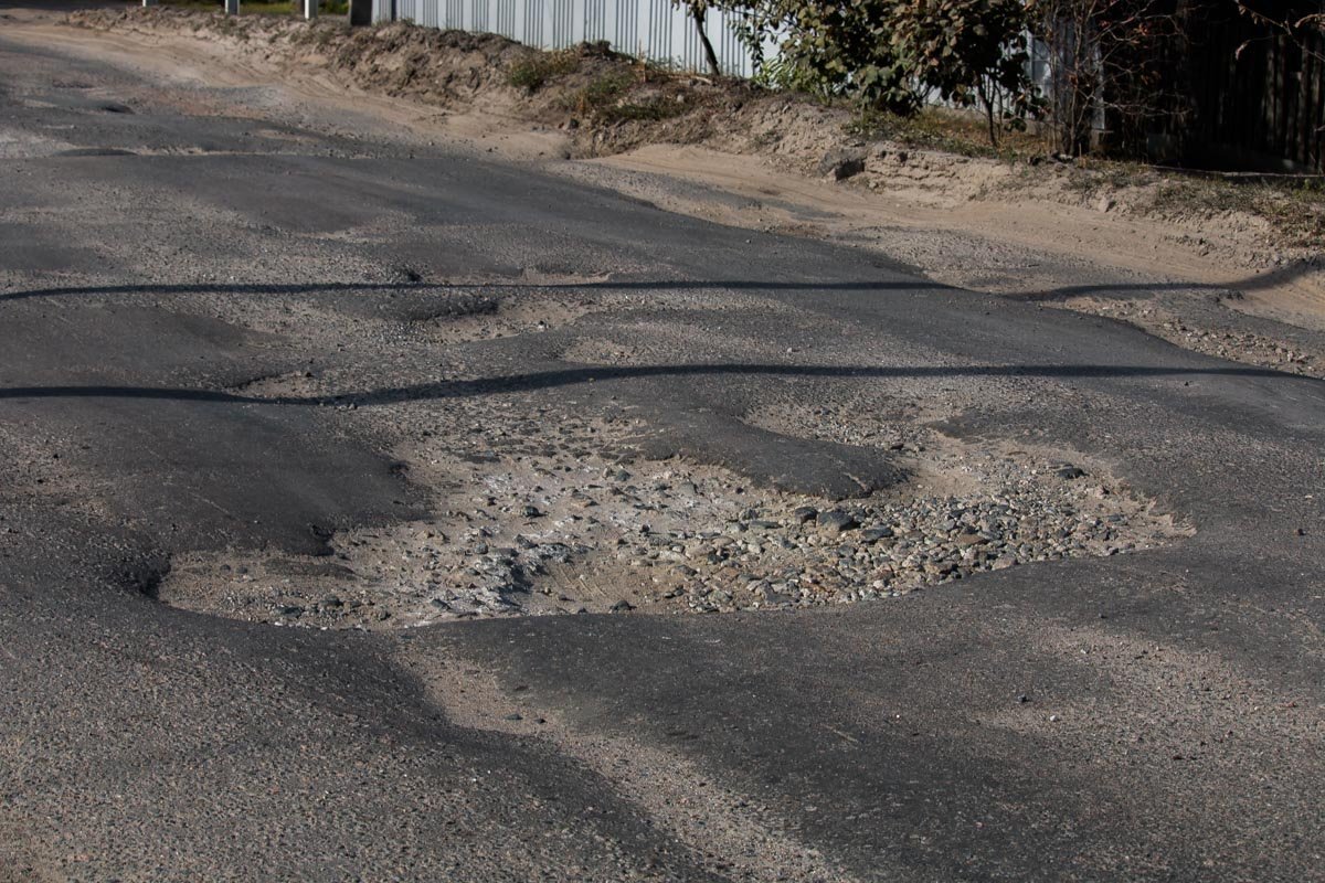 Разбитые дороги на левом берегу Днепра: куда делся асфальт и когда будет ремонт 4