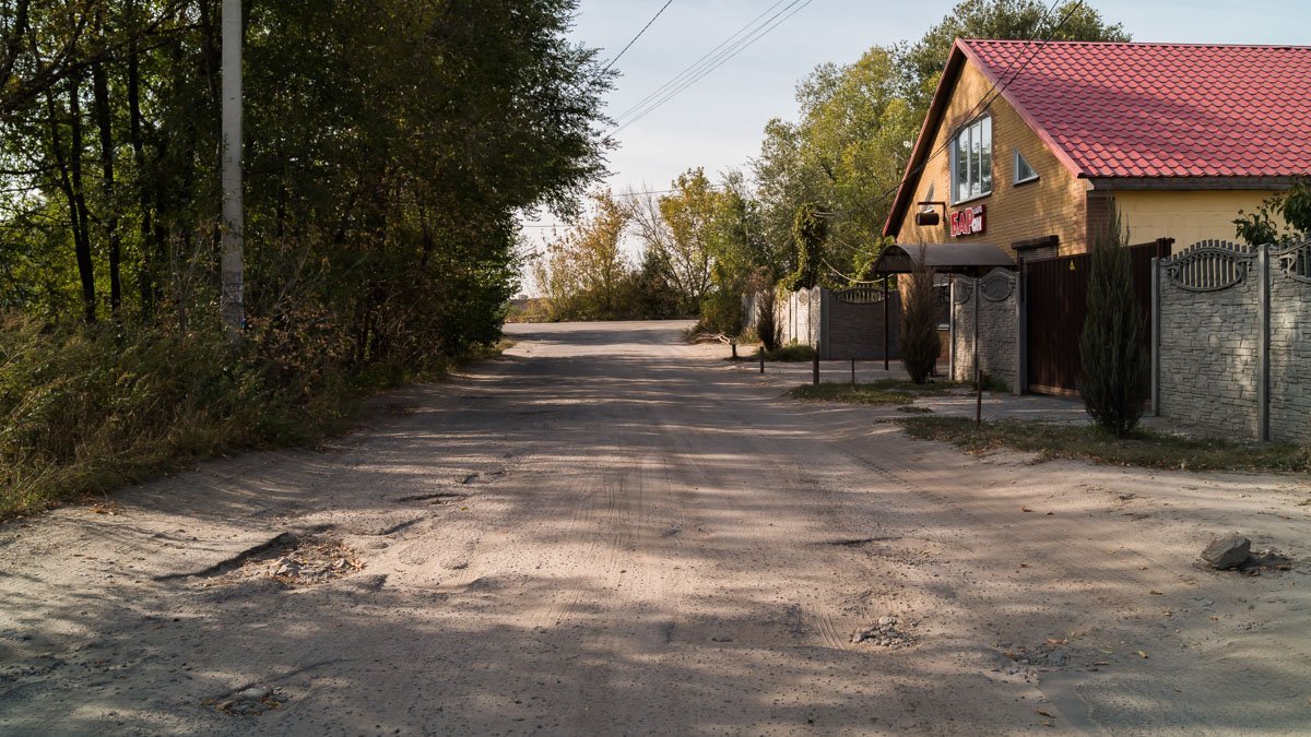 Разбитые дороги на левом берегу Днепра: куда делся асфальт и когда будет ремонт 5