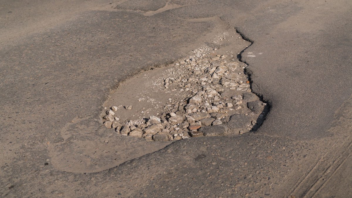 Разбитые дороги на левом берегу Днепра: куда делся асфальт и когда будет ремонт 8