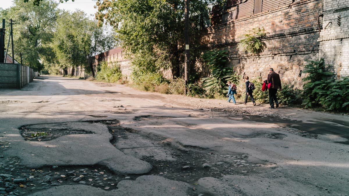 Разбитые дороги на левом берегу Днепра: куда делся асфальт и когда будет ремонт 9