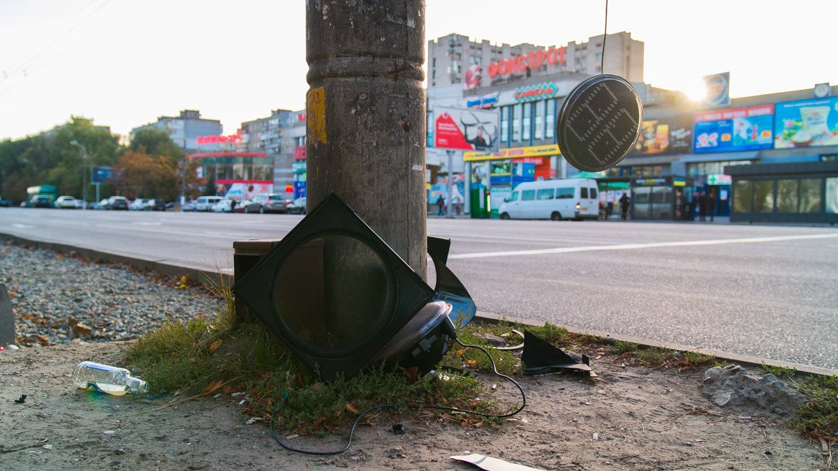 На Набережной Победы развалился светофор 2