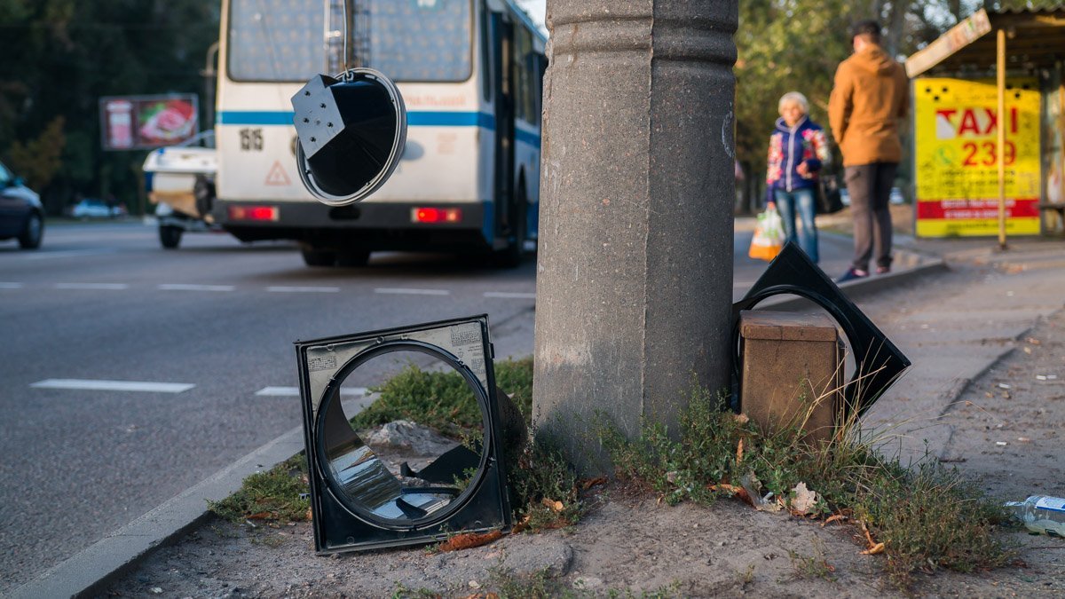 На Набережной Победы развалился светофор 4