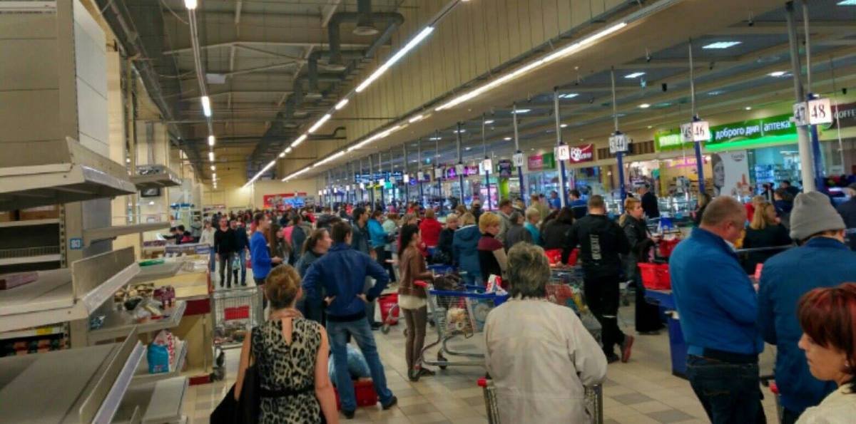 Истерия в Караване: люди вывозят продукты из супермаркета сразу на нескольких тележках 1