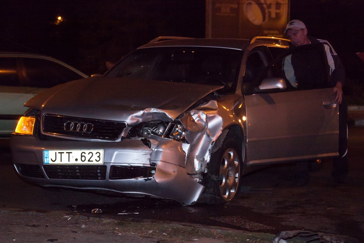 На Гагарина произошло ДТП: Nissan занесло в столб 2