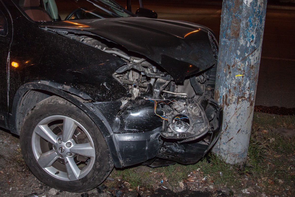 На Гагарина произошло ДТП: Nissan занесло в столб 3