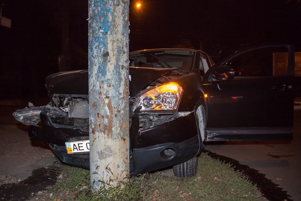 На Гагарина произошло ДТП: Nissan занесло в столб 4